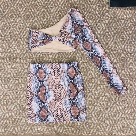 Kylie Jenner Inspired Two Piece Skirt Set - Picture 2 of 4